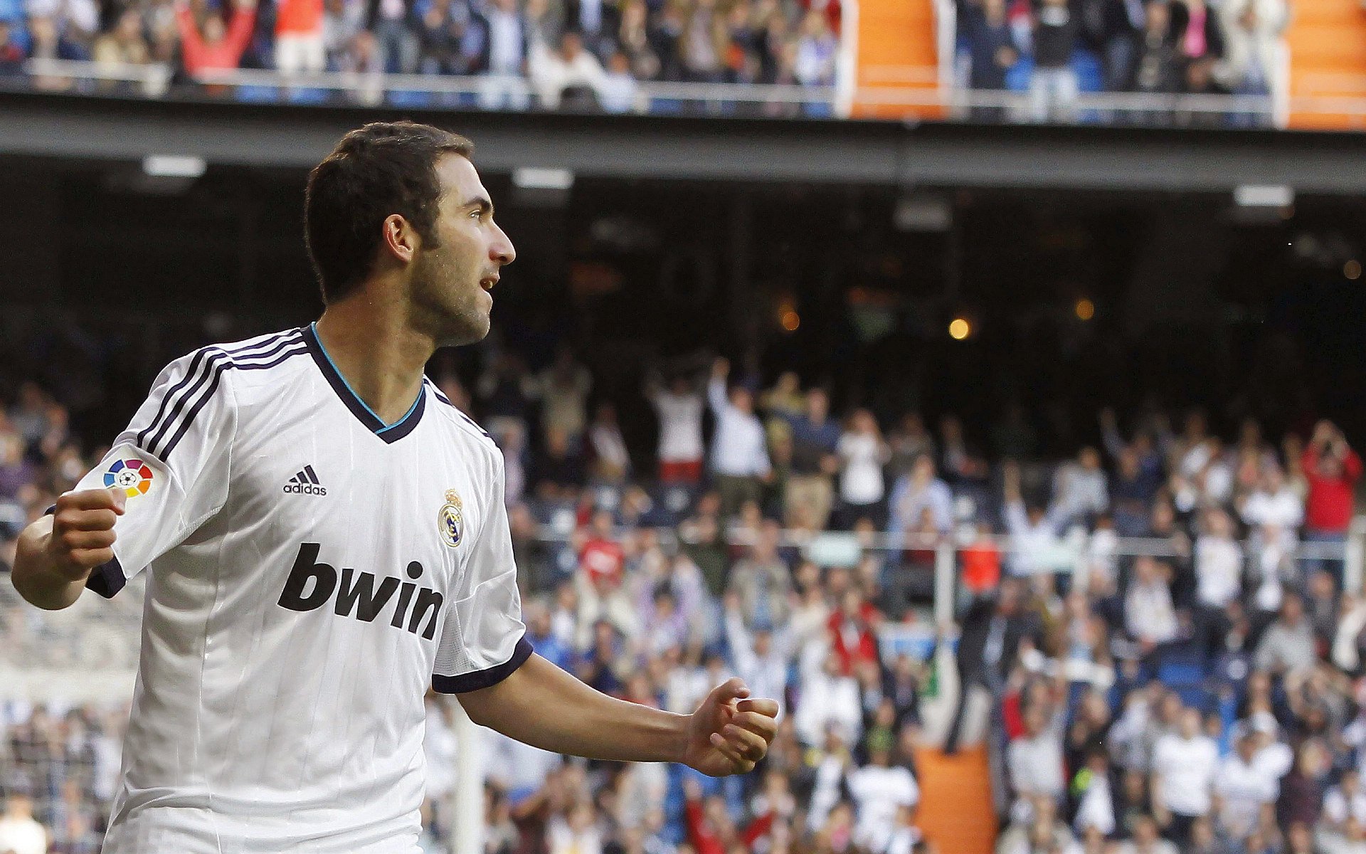 战术风格趋于国际化本土球员适应力大幅提升,球员布置战术